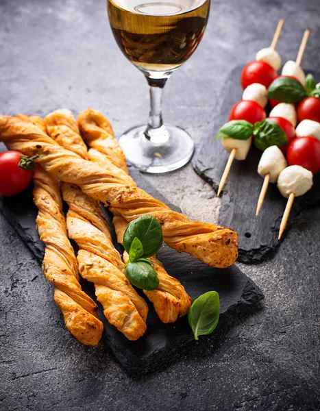 Caprese şiş ve grisini ekmek