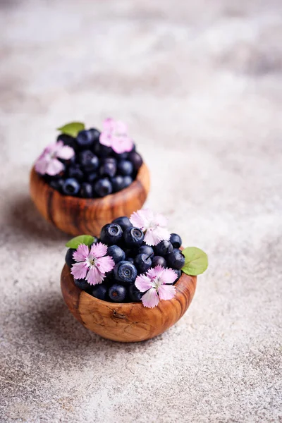 Fresh ripe blueberries in wooden bowl — Stock Photo, Image