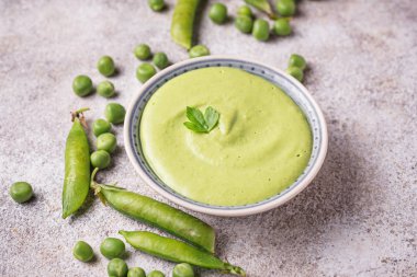 Yeşil bezelye püresi ya da çorba