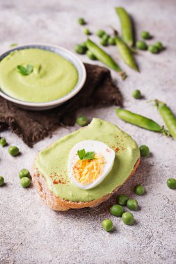 Bruschetta yeşil bezelye püresi ve yumurta ile