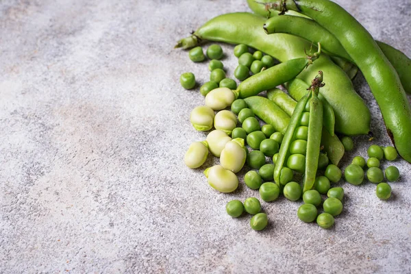 Pois et haricots verts frais sur fond clair — Photo