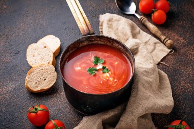 Domates çorbası gaspaço güveç içinde. Seçici odak