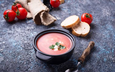 Domates çorbası gaspaço güveç içinde. Seçici odak