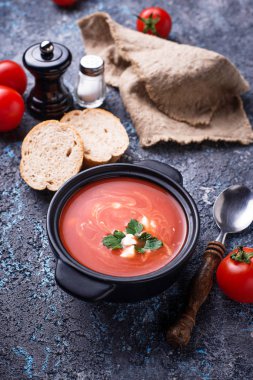 Domates çorbası gaspaço güveç içinde. Seçici odak
