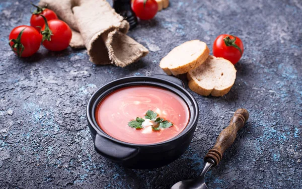 Domates çorbası gaspaço güveç içinde. Seçici odak