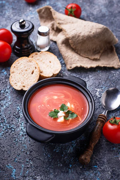 Domates çorbası gaspaço güveç içinde. Seçici odak