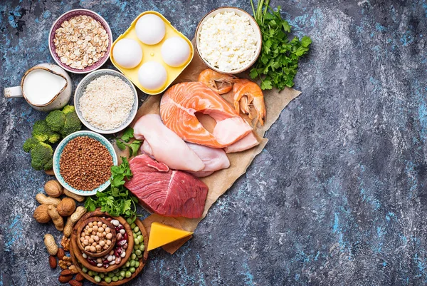 Alimentos Saudáveis Ricos Proteínas Carne Peixe Produtos Lácteos Nozes Feijões — Fotografia de Stock