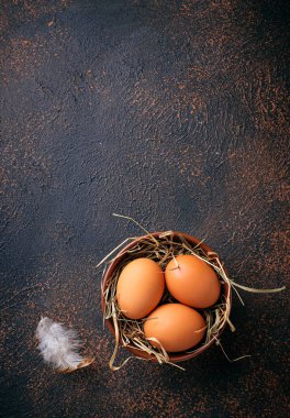 Kase taze çiğ kahverengi yumurta. Üstten Görünüm