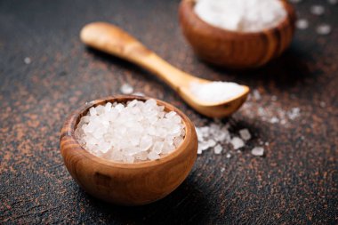 Paslı arka plan üzerinde beyaz deniz tuzu. Üstten Görünüm