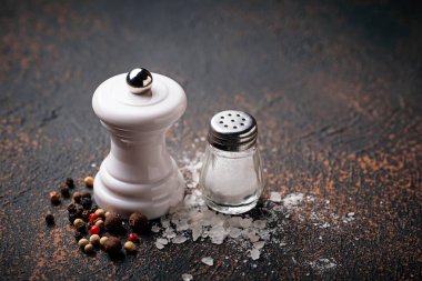 Tuz ve biber. Mutfak arka plan. Seçici odak