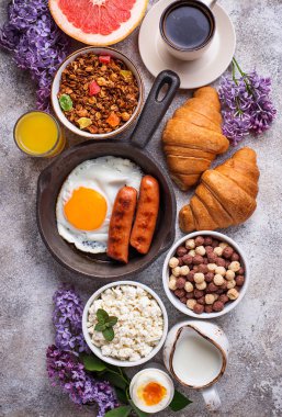 Çeşitli sağlıklı kahvaltı kümesi. Üstten Görünüm