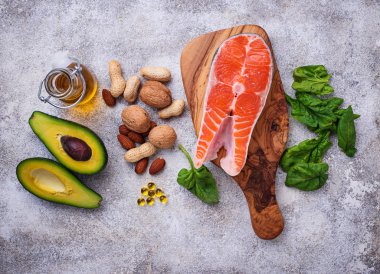 Sağlıklı yağ ve omega 3 kaynağı seçimi. Fikriniz ve balık yağı capules. Üstten Görünüm