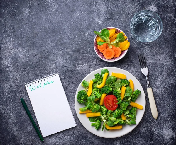 Sağlıklı salata, temiz su ve ölçüm bandı. Ağırlık kaybı kavramı