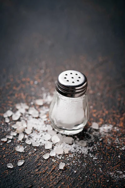 白色海盐在生锈的背景 顶部视图 — 图库照片