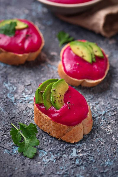 Pancar Humus ile sağlıklı vegan tost. Üstten Görünüm