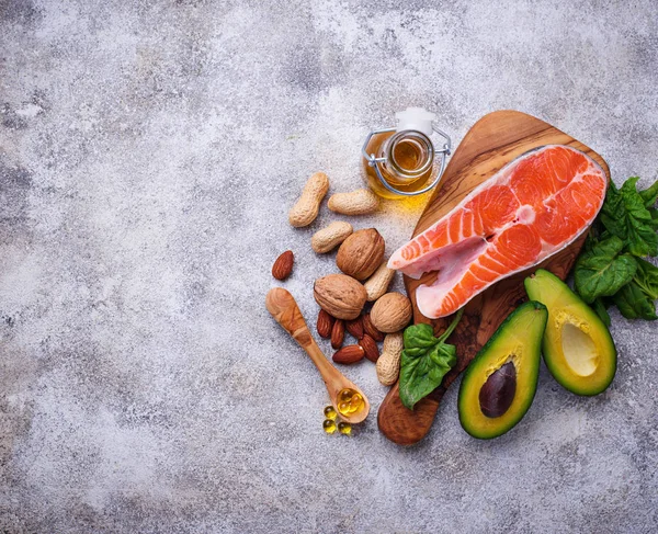 Sağlıklı yağ ve omega 3 kaynağı seçimi. Fikriniz ve balık yağı capules. Üstten Görünüm