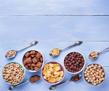 Kahvaltı için çeşitli Mısır gevreği seçimi. Üstten Görünüm