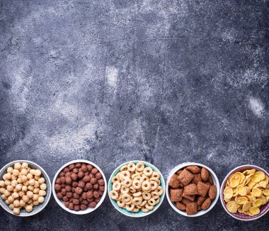 Kahvaltı için çeşitli Mısır gevreği seçimi. Üstten Görünüm