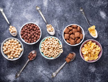 Kahvaltı için çeşitli Mısır gevreği seçimi. Üstten Görünüm