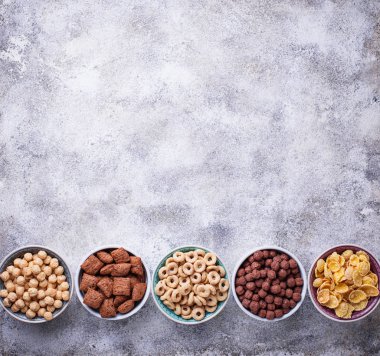 Kahvaltı için çeşitli Mısır gevreği seçimi. Üstten Görünüm