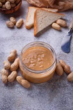 Ev yapımı fıstık ezmesi ve fındık