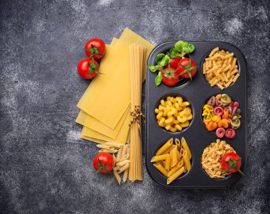 Makarna ve kiraz domates çeşitli tip