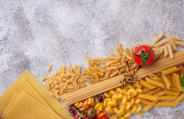 Makarna ve kiraz domates çeşitli tip