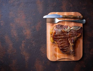 Koyu arka plan üzerinde ızgara T-Bone biftek