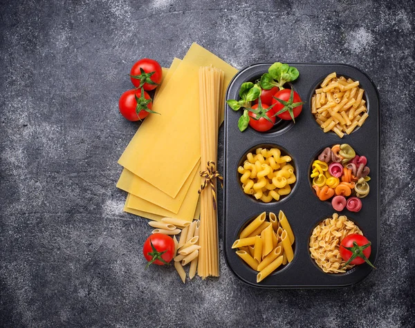 Makarna ve kiraz domates çeşitli tip