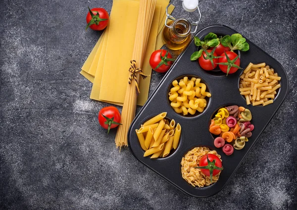 Makarna ve kiraz domates çeşitli tip