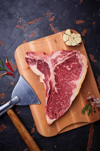 Balta ile ham T-bone biftek