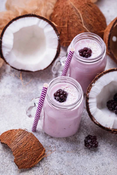 Frullato con more e latte di cocco — Foto Stock