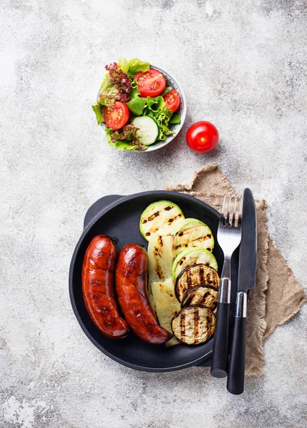 Sebze ve ızgara domuz sosisi