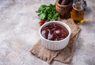 Çiğ çiğ karaciğer ve yemek pişirmek için baharat 