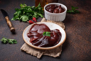 Çiğ çiğ karaciğer ve yemek pişirmek için baharat 