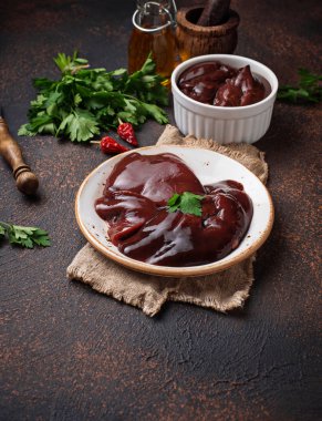 Çiğ çiğ karaciğer ve yemek pişirmek için baharat 