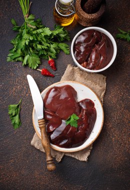 Çiğ çiğ karaciğer ve yemek pişirmek için baharat 