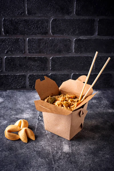 Caja con fideos y galletas de la fortuna —  Fotos de Stock