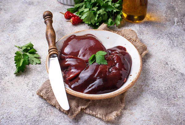 Råa okokt levern och kryddor för matlagning — Stockfoto
