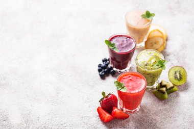 Çeşitli sağlıklı smoothies ürün yelpazesine. Seçici odak