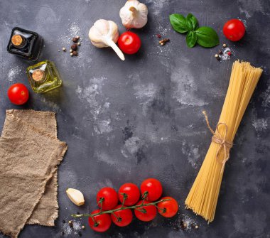 Makarna, domates, zeytin yağı ve sirke