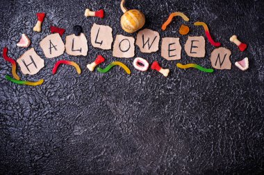 Yaratıcı Cadılar Bayramı arka plan ile muamele etmek