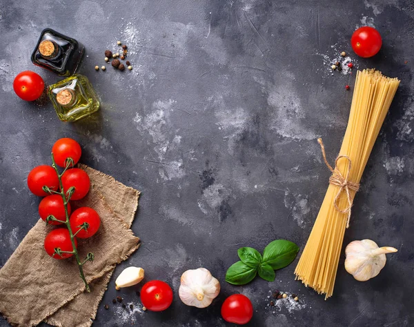Pastas, tomates, aceite de oliva y vinagre — Foto de Stock