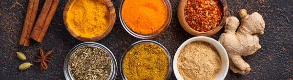 Especias tradicionales indias sobre fondo oxidado — Foto de Stock