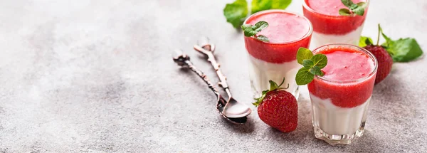 Leckeres Dessert Panna cotta mit Erdbeere — Stockfoto