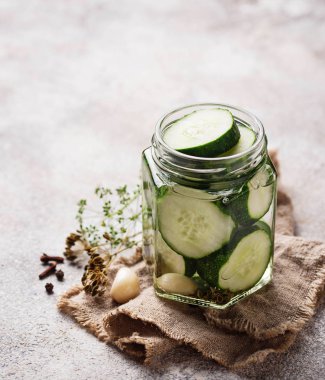 Kavanoz içinde ev yapımı salatalık turşusu