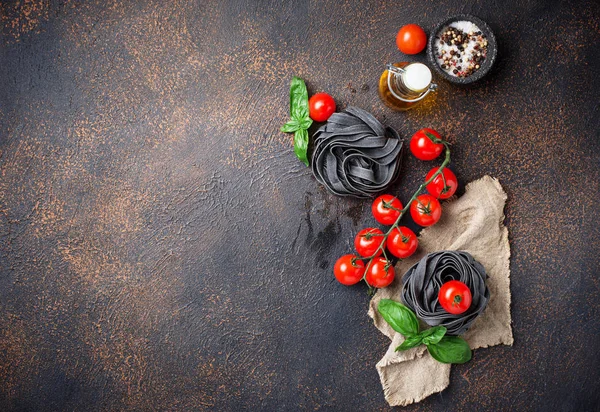 Pastas negras crudas con tomate y albahaca —  Fotos de Stock