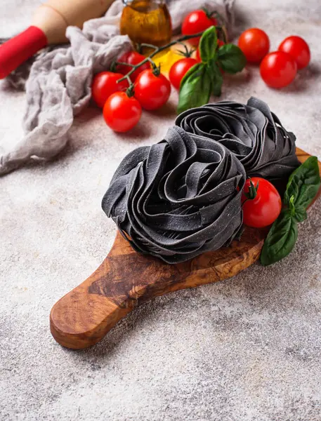 블랙 생된 파스타와 토마토 바질과 — 스톡 사진