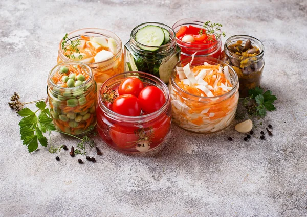 Comida fermentada. Verduras conservadas en frascos — Foto de Stock