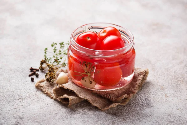 Tomate cherry en escabeche hecho en casa — Foto de Stock